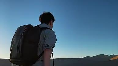 （4K实拍）黄金游登山沙漠旅游实拍视频的预览图
